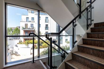 LARGE 2 BED + BALCONY, Saviours Place, Town Outskirts, Image 5
