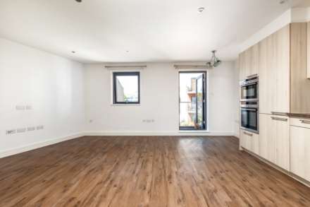 LARGE 2 BED + BALCONY, Saviours Place, Town Outskirts, Image 7