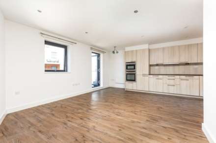 LARGE 2 BED + BALCONY, Saviours Place, Town Outskirts, Image 9