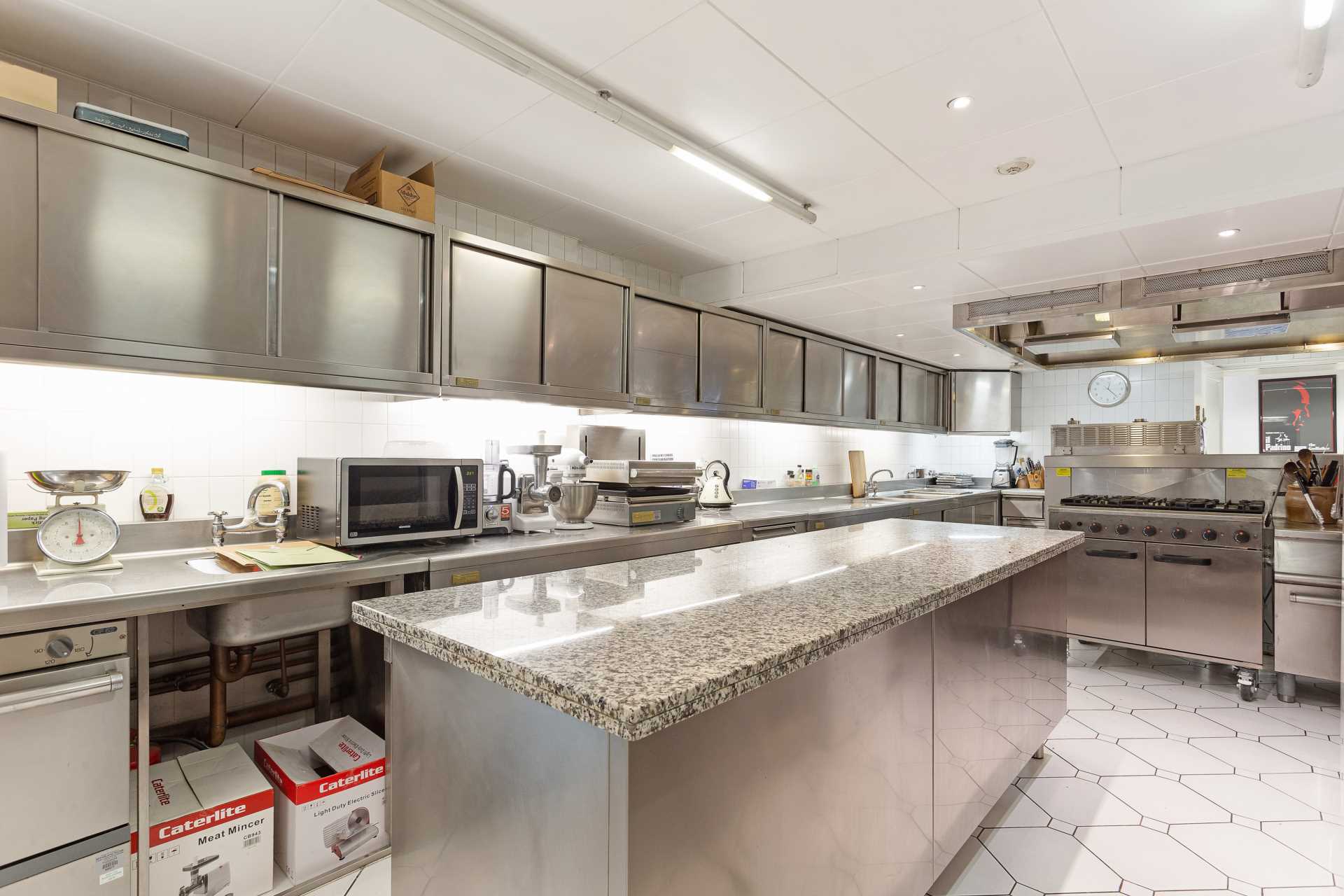 Eaton Square, London, SW1W, Image 14