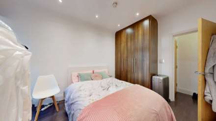 1 Bedroom Flat, High Street, Bushey, Hertfordshire