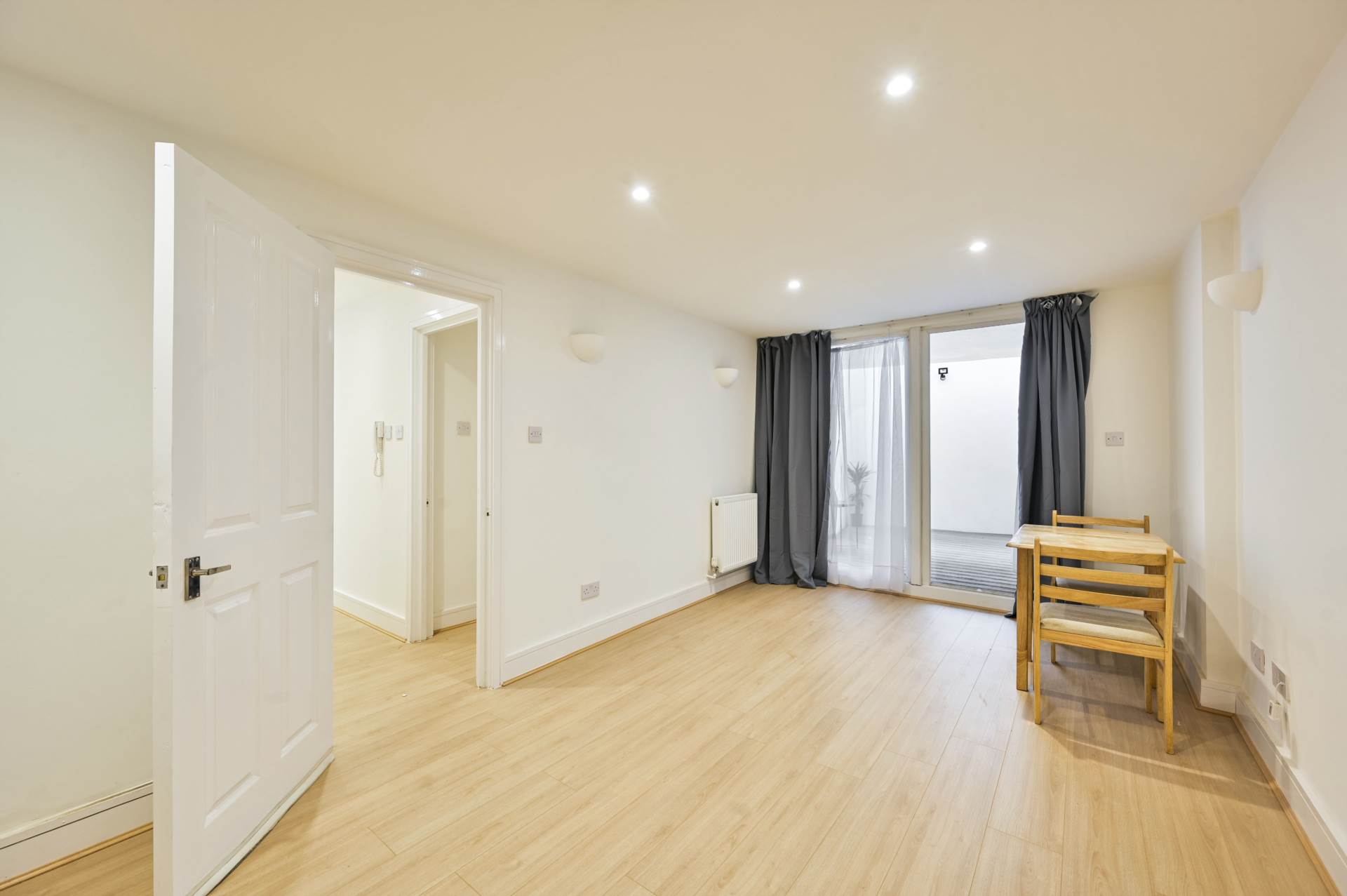 Robinson Road London, Colliers Wood, Image 1