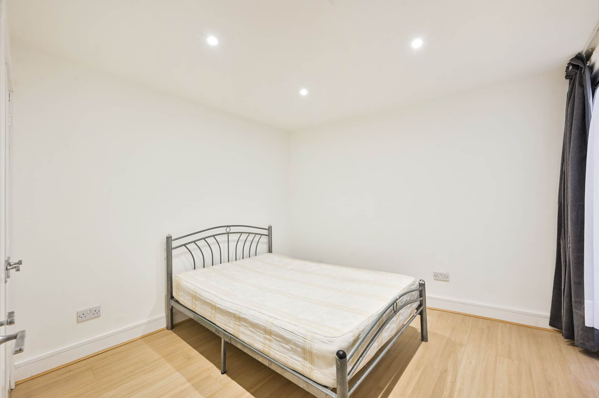 Robinson Road London, Colliers Wood, Image 7