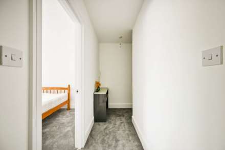 Robinson Road London, Colliers Wood, Image 4
