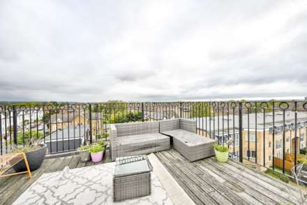 3 Bedroom Flat, Robinson Road London, Colliers Wood, London, SW17