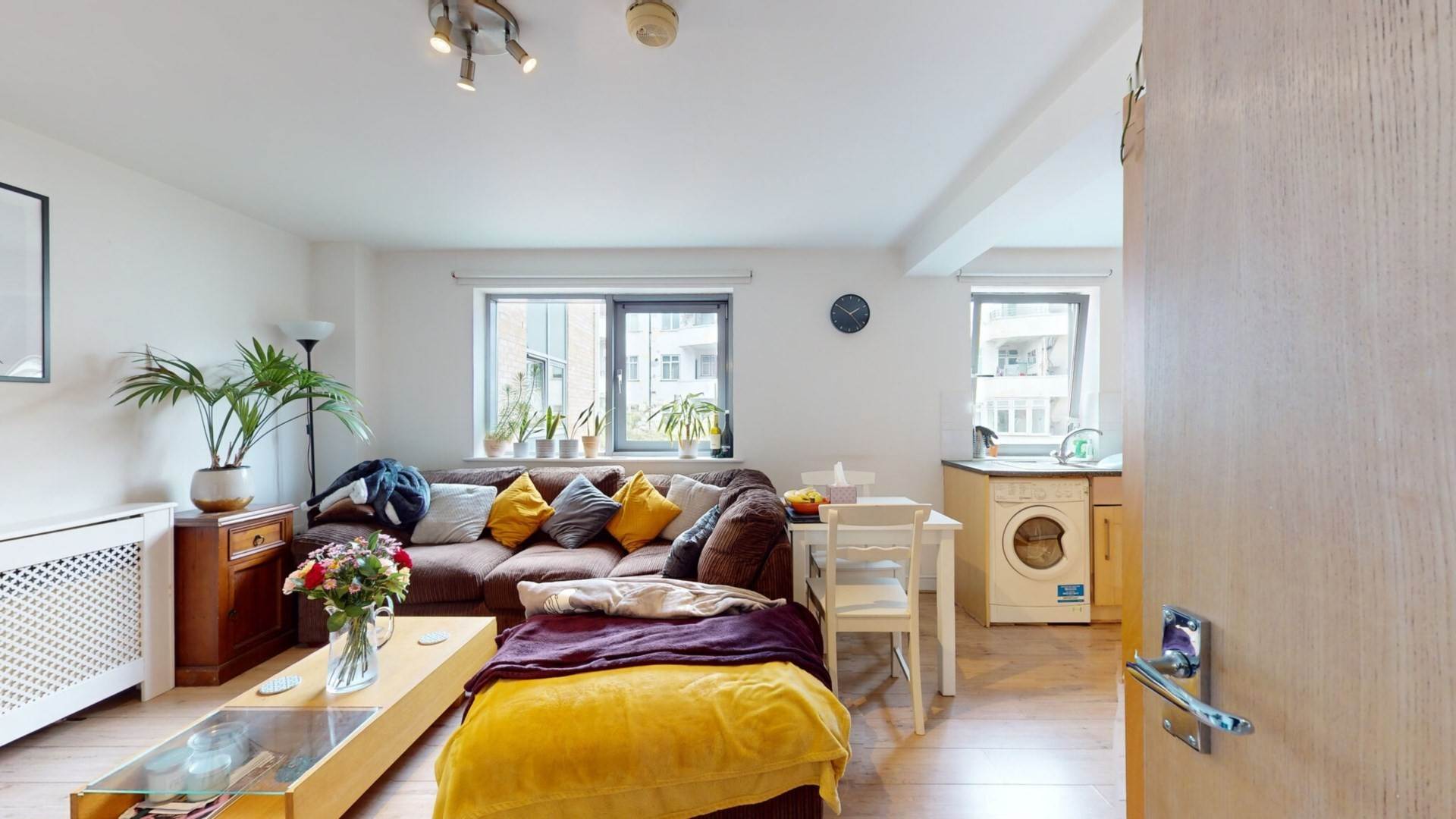 Balham High Road, London, SW17, Image 1