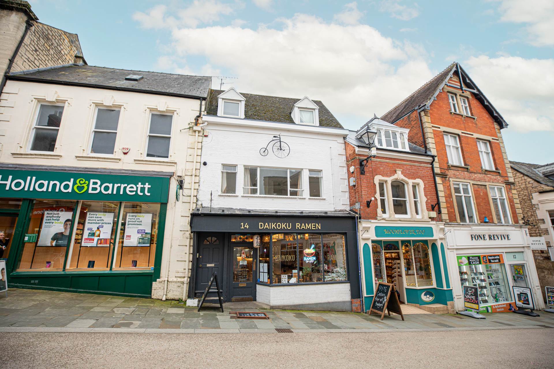 Mixed use Commercial unit & 2 x Self contained two bedroom flats, High Street, Stroud, Image 1