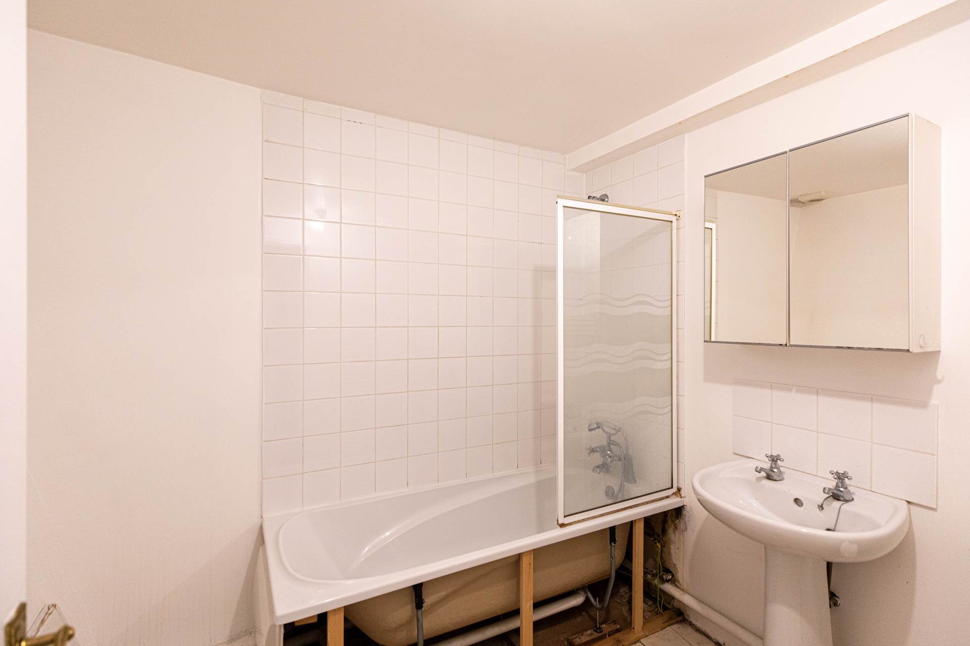 Mixed use Commercial unit & 2 x Self contained two bedroom flats, High Street, Stroud, Image 14