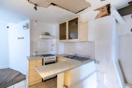 Mixed use Commercial unit & 2 x Self contained two bedroom flats, High Street, Stroud, Image 10