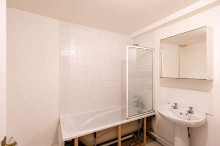 Mixed use Commercial unit & 2 x Self contained two bedroom flats, High Street, Stroud, Image 14