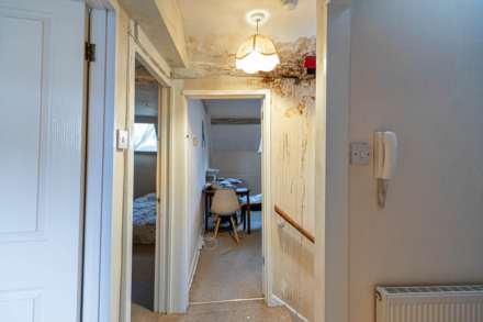 Mixed use Commercial unit & 2 x Self contained two bedroom flats, High Street, Stroud, Image 18