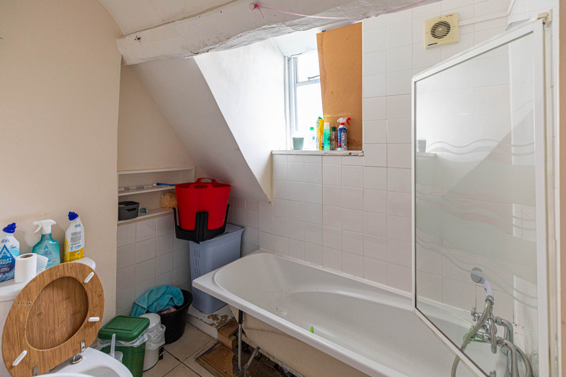 Mixed use Commercial unit & 2 x Self contained two bedroom flats, High Street, Stroud, Image 26