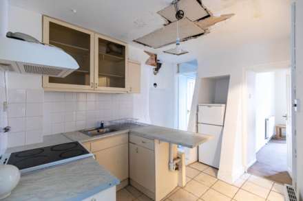 Mixed use Commercial unit & 2 x Self contained two bedroom flats, High Street, Stroud, Image 9