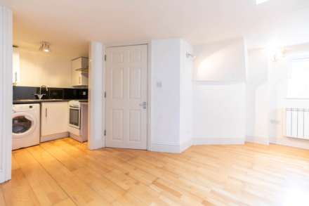 Swan House, Swan Lane, Stroud, Image 2