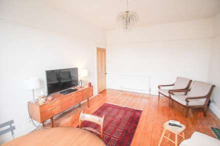 Ellenborough Park Area**Close to Beach & amenities**3 Bedrooms**, Image 4