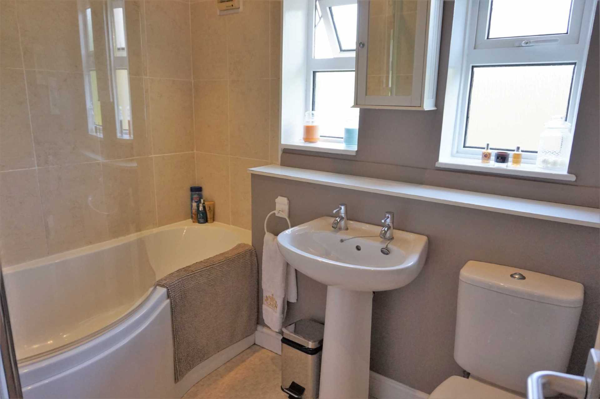 Locking**4 Bedrooms**Beautiful Gardens**Super Location**, Image 13