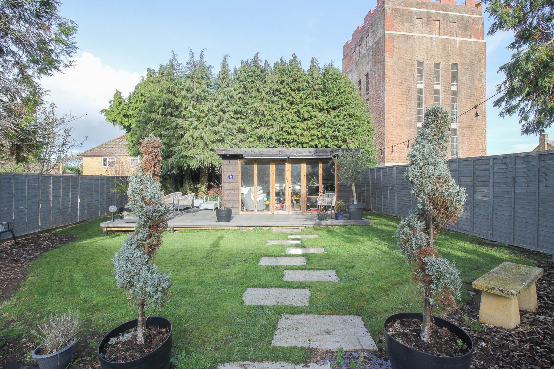 Locking**4 Bedrooms**Beautiful Gardens**Super Location**, Image 15