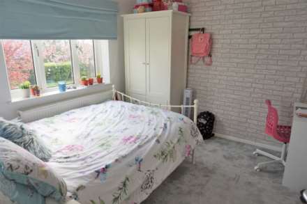 Locking**4 Bedrooms**Beautiful Gardens**Super Location**, Image 11