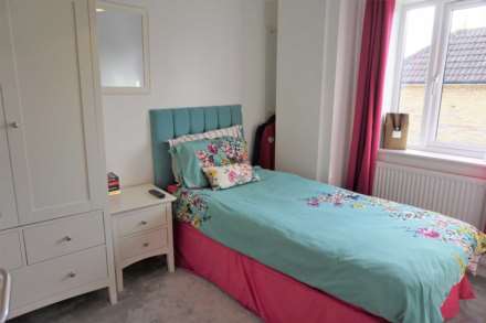 Locking**4 Bedrooms**Beautiful Gardens**Super Location**, Image 12