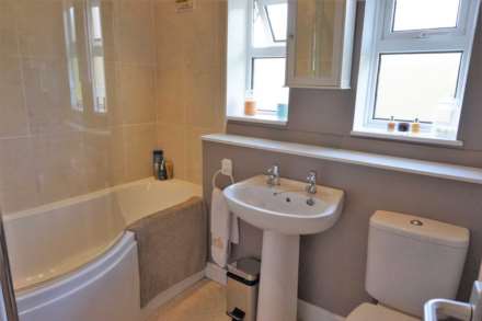 Locking**4 Bedrooms**Beautiful Gardens**Super Location**, Image 13