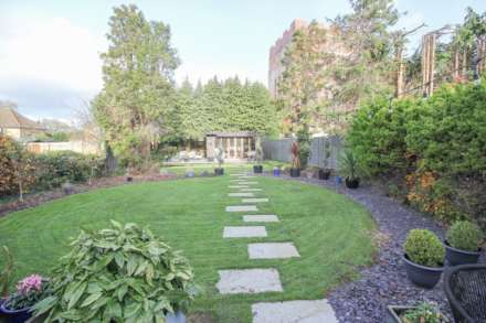 Locking**4 Bedrooms**Beautiful Gardens**Super Location**, Image 14