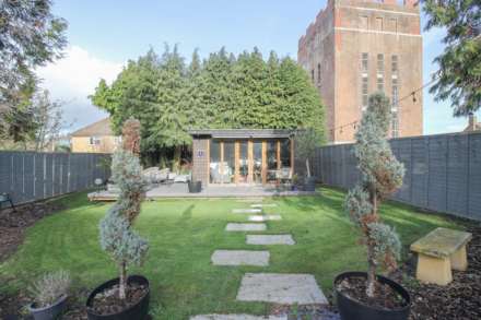 Locking**4 Bedrooms**Beautiful Gardens**Super Location**, Image 15