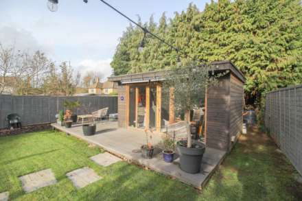 Locking**4 Bedrooms**Beautiful Gardens**Super Location**, Image 16