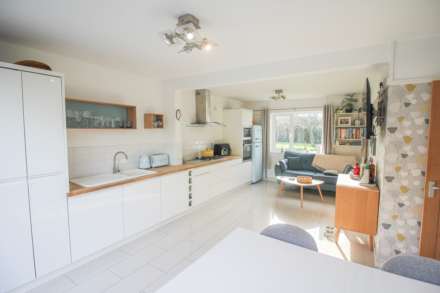 Locking**4 Bedrooms**Beautiful Gardens**Super Location**, Image 4