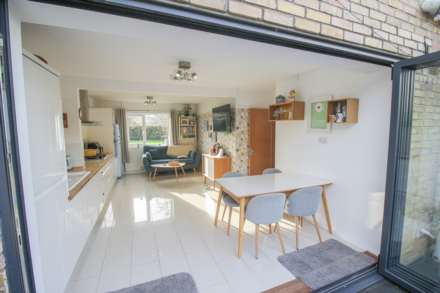 Locking**4 Bedrooms**Beautiful Gardens**Super Location**, Image 5