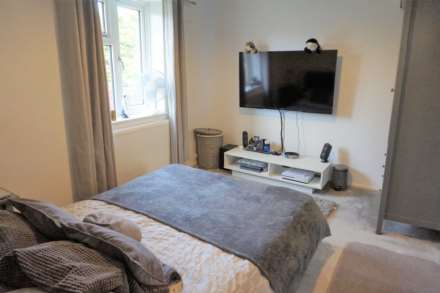 Locking**4 Bedrooms**Beautiful Gardens**Super Location**, Image 9