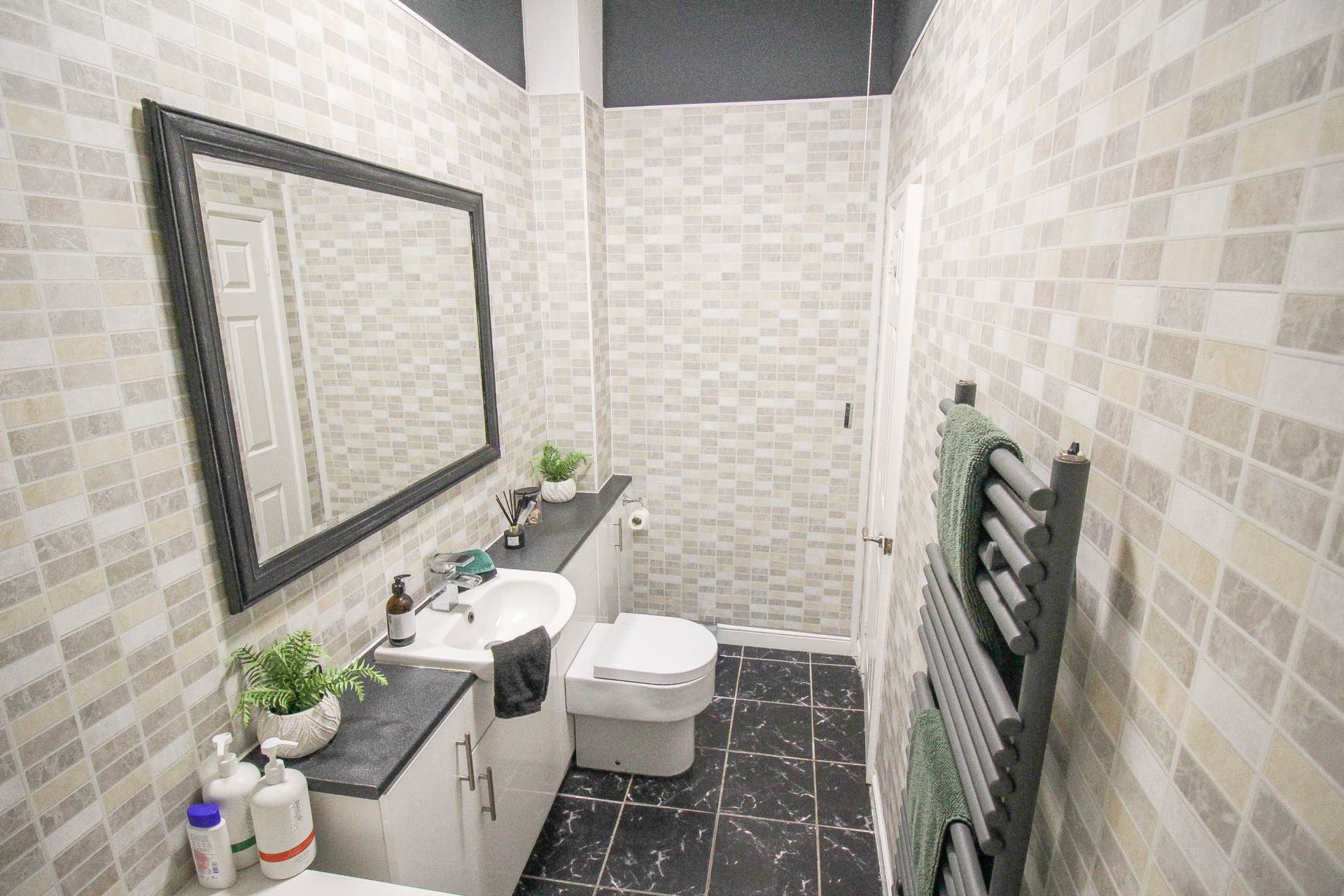 Hillside**Beautiful Garden**Off Street Parking**Two Bedrooms**, Image 12