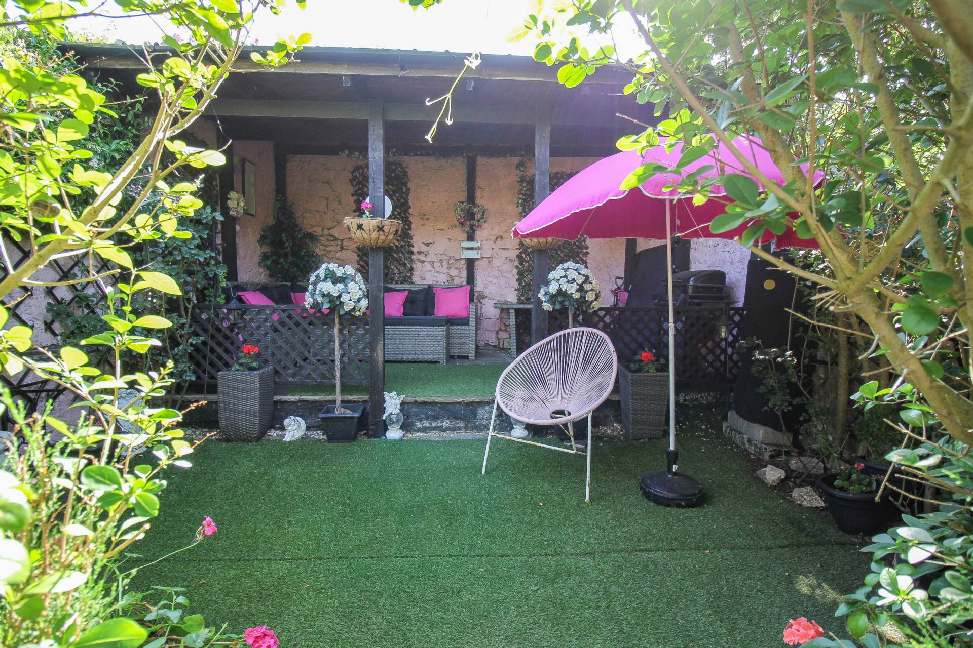 Hillside**Beautiful Garden**Off Street Parking**Two Bedrooms**, Image 17