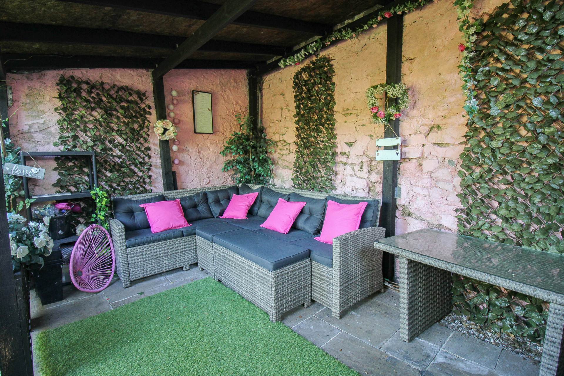 Hillside**Beautiful Garden**Off Street Parking**Two Bedrooms**, Image 19
