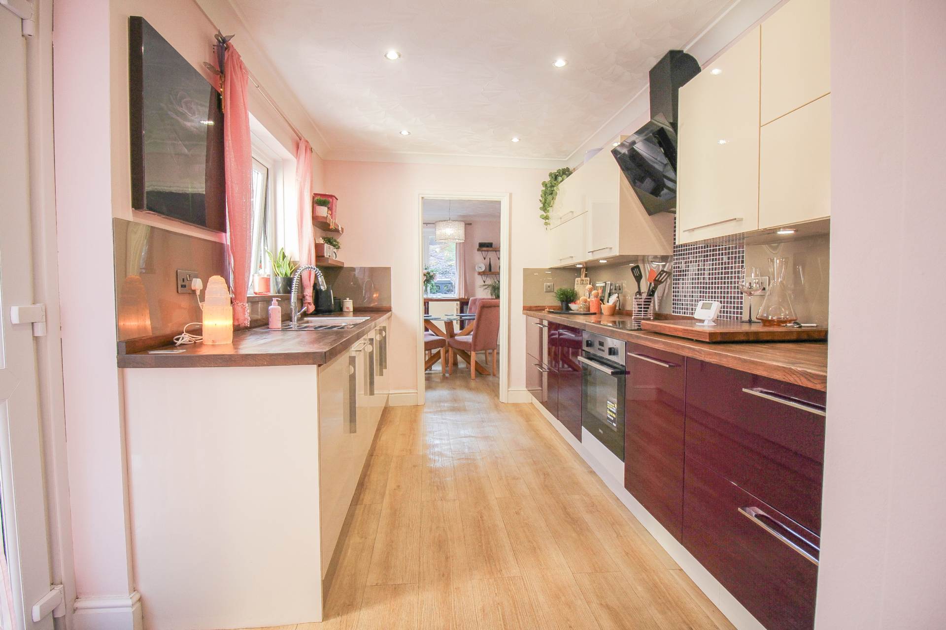 Hillside**Beautiful Garden**Off Street Parking**Two Bedrooms**, Image 3