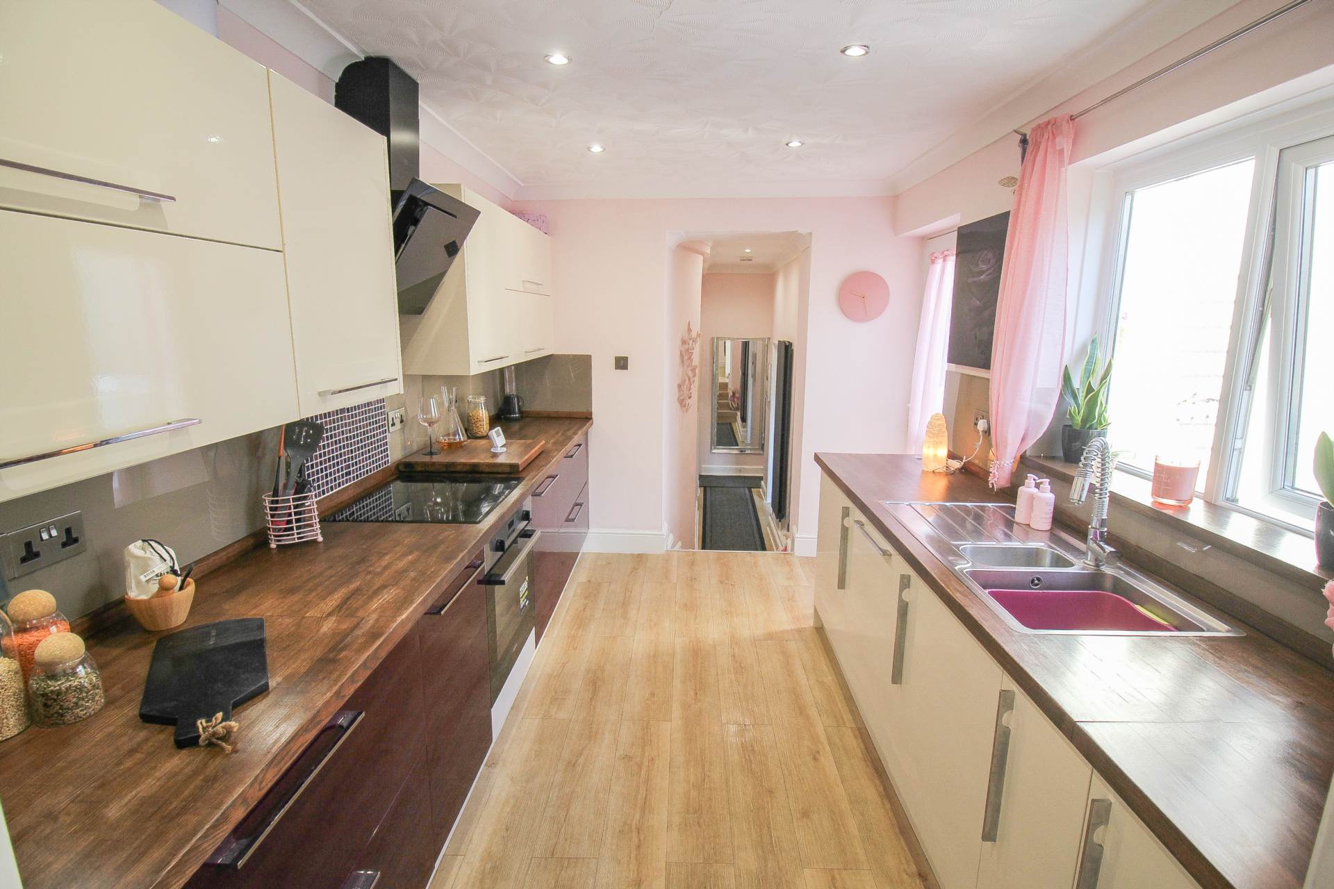 Hillside**Beautiful Garden**Off Street Parking**Two Bedrooms**, Image 4
