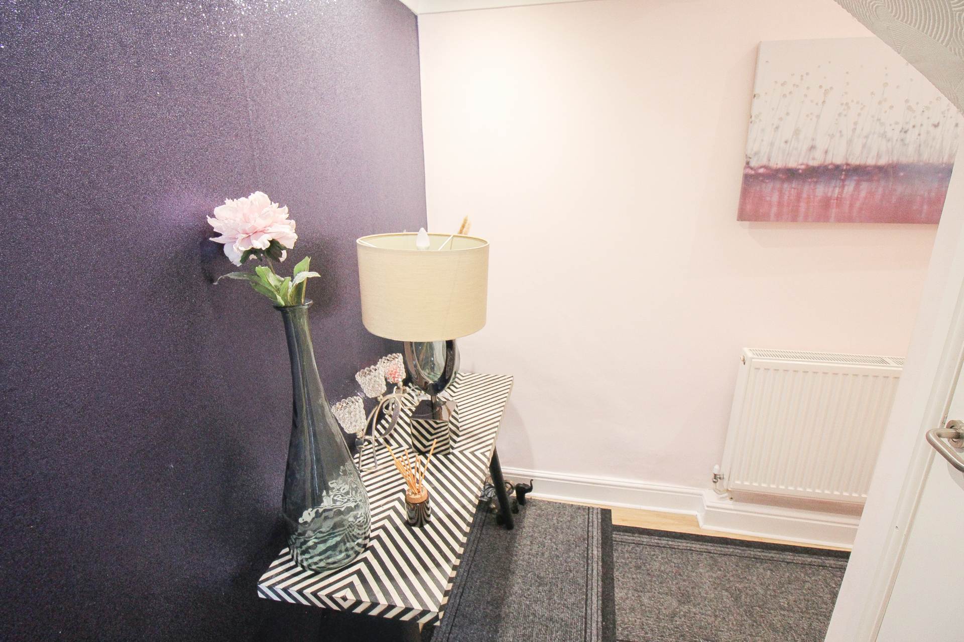 Hillside**Beautiful Garden**Off Street Parking**Two Bedrooms**, Image 9