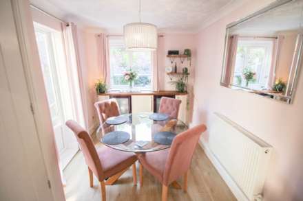Hillside**Beautiful Garden**Off Street Parking**Two Bedrooms**, Image 5