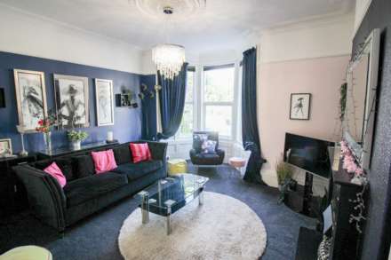 Hillside**Beautiful Garden**Off Street Parking**Two Bedrooms**, Image 7