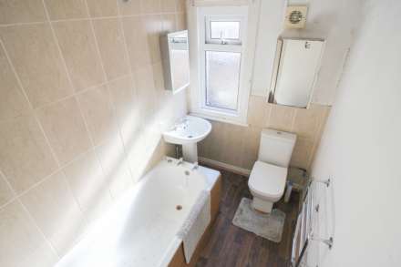 South Ward**Large Lounge**Two Double Bedrooms**Vacant**Close to Amenities & Beach**Updating Required**, Image 10