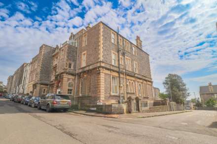 2 Bedroom Flat, South Road, Hillside - Superb Ground Floor Garden Flat
