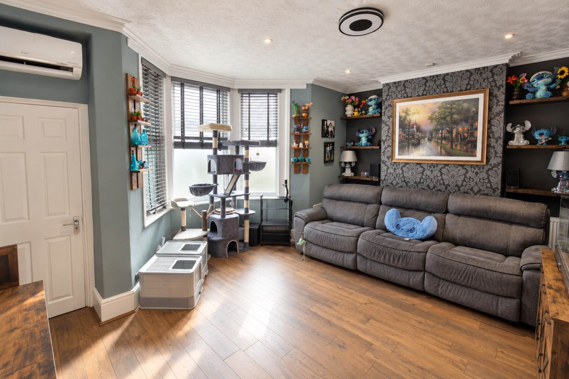 **Central Location**Ideal for Dual Occupancy**4 Bedrooms**2 Lounges**Additional Income**, Image 2