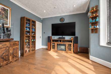 **Central Location**Ideal for Dual Occupancy**4 Bedrooms**2 Lounges**Additional Income**, Image 3