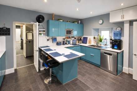**Central Location**Ideal for Dual Occupancy**4 Bedrooms**2 Lounges**Additional Income**, Image 4