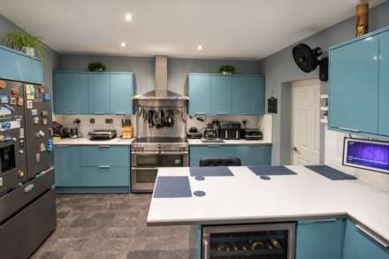 **Central Location**Ideal for Dual Occupancy**4 Bedrooms**2 Lounges**Additional Income**, Image 5