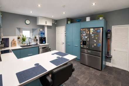 **Central Location**Ideal for Dual Occupancy**4 Bedrooms**2 Lounges**Additional Income**, Image 6