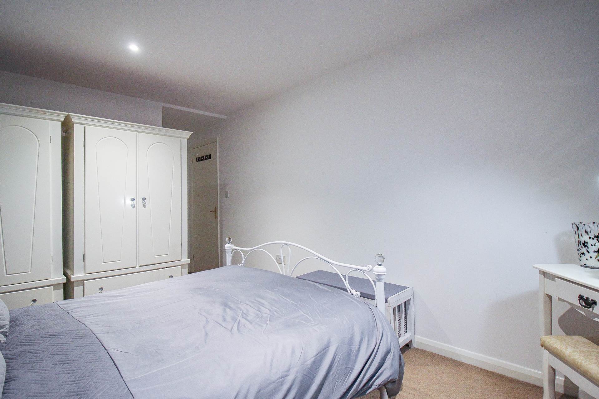 Central Location**Master Bedroom with En-Suite**Stunningly Presented**23' Kit/Breakfast Room**19' Lounge**, Image 10