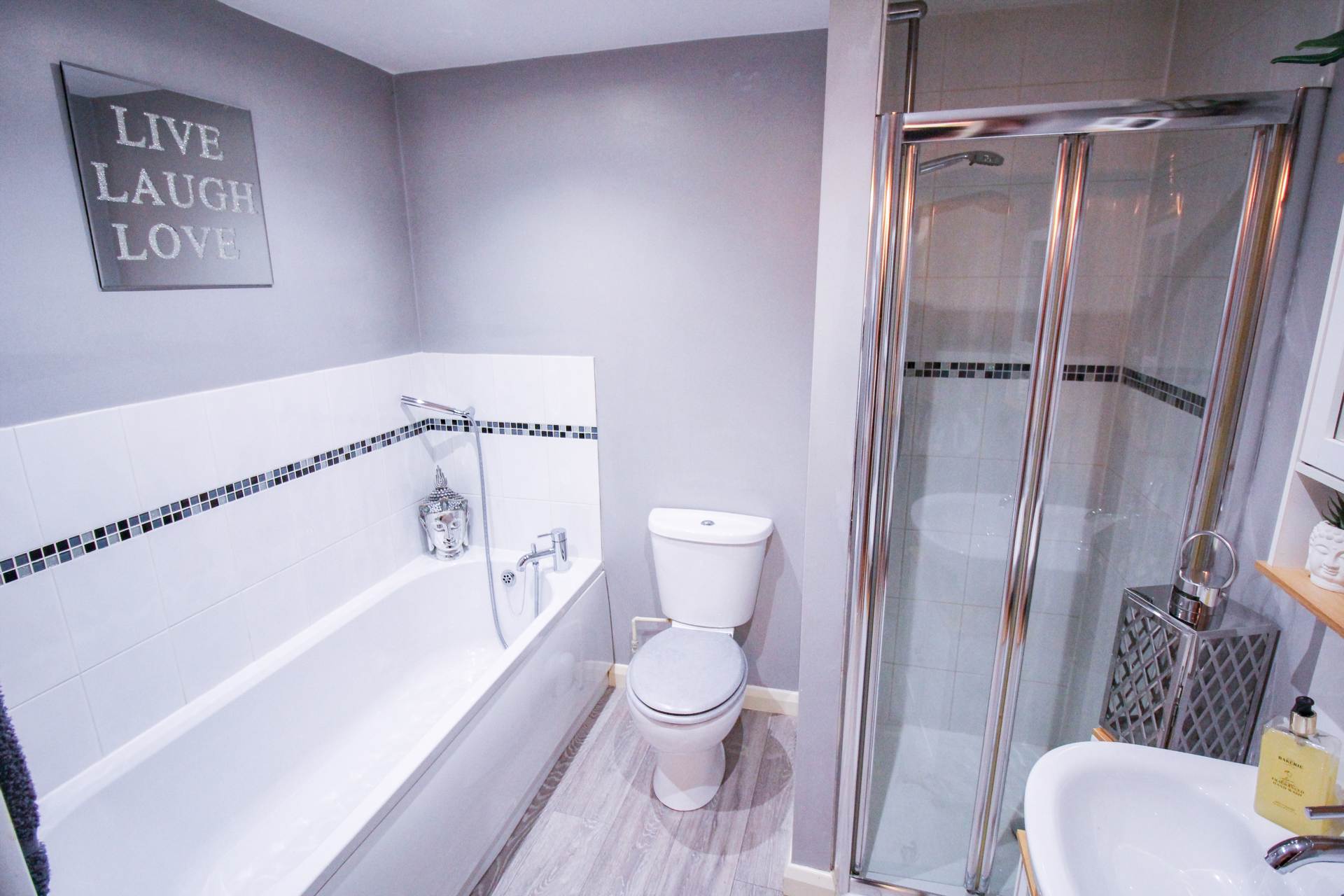 Central Location**Master Bedroom with En-Suite**Stunningly Presented**23' Kit/Breakfast Room**19' Lounge**, Image 11