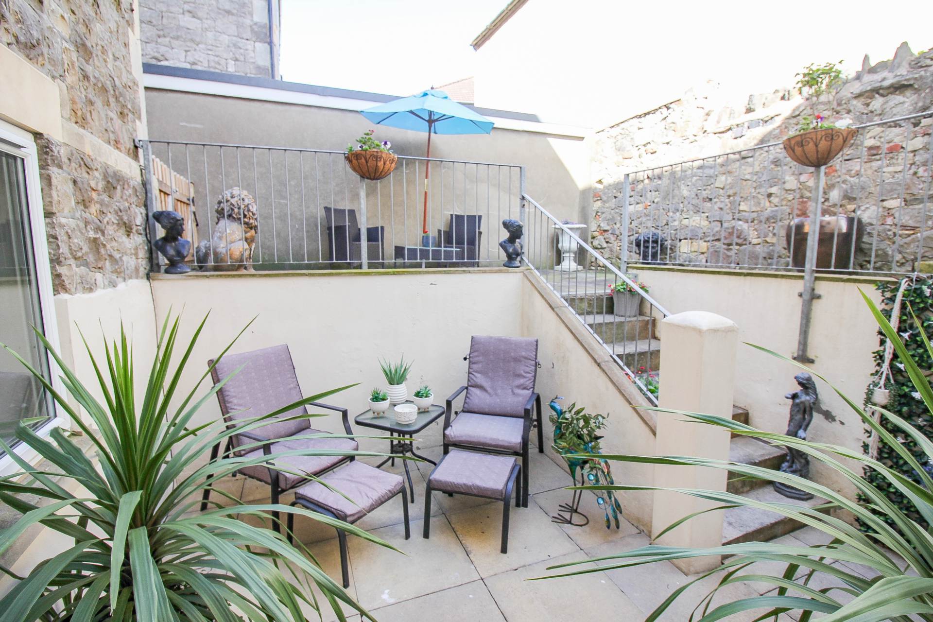 Central Location**Master Bedroom with En-Suite**Stunningly Presented**23' Kit/Breakfast Room**19' Lounge**, Image 12