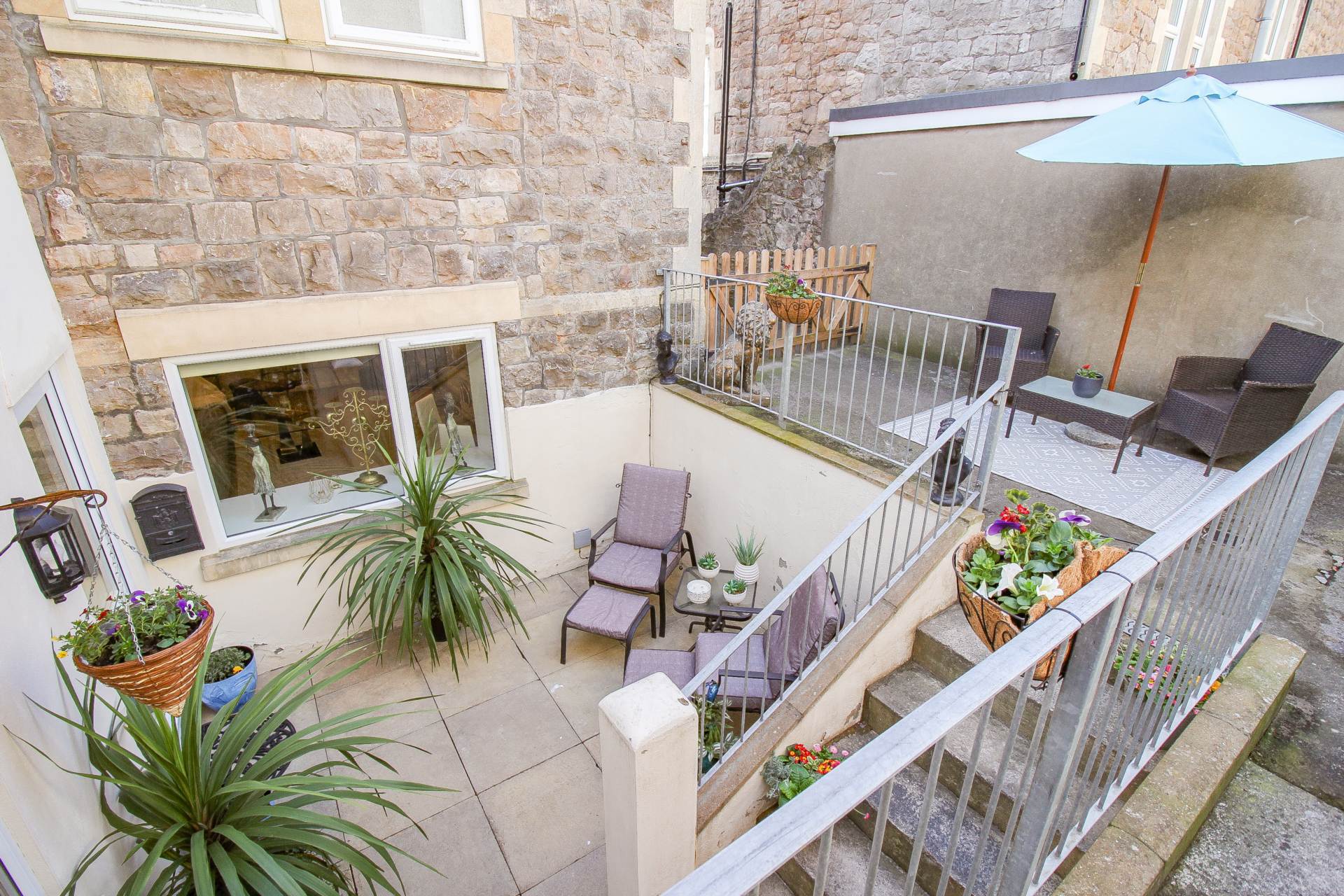 Central Location**Master Bedroom with En-Suite**Stunningly Presented**23' Kit/Breakfast Room**19' Lounge**, Image 13