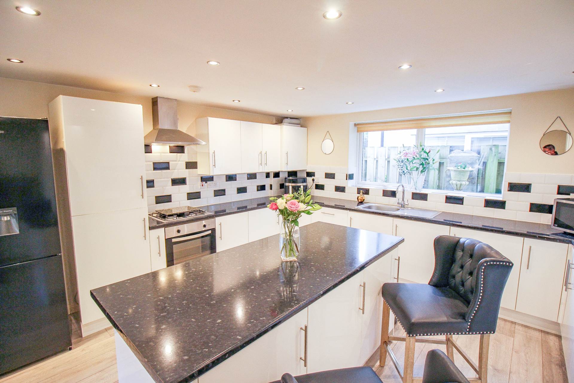 Central Location**Master Bedroom with En-Suite**Stunningly Presented**23' Kit/Breakfast Room**19' Lounge**, Image 3